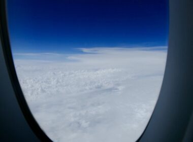Wolke, Himmel, Fenster, Platane Flugzeug Hobel, Flugzeug, Gebäude, Wolken, draußen, Wald, Flug