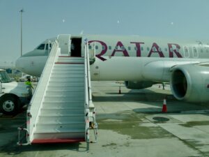 Platane Flugzeug Hobel, draußen, Fahrzeug, Himmel, Rad, Transport, Flugreise, Flughafen, Airline, Verkehrsflugzeug, Flugplatzvorfeld, Dienstleistung, Reifen, Lastwagen, Düsentriebwerk, Düsenflugzeug, Schmalrumpfflugzeug, Flugzeugtriebwerk, Landfahrzeug, Luftfahrt, halten, Luftfahrttechnik, Gelände, Flugzeug, Runway, Asphalt, Jet, airbus