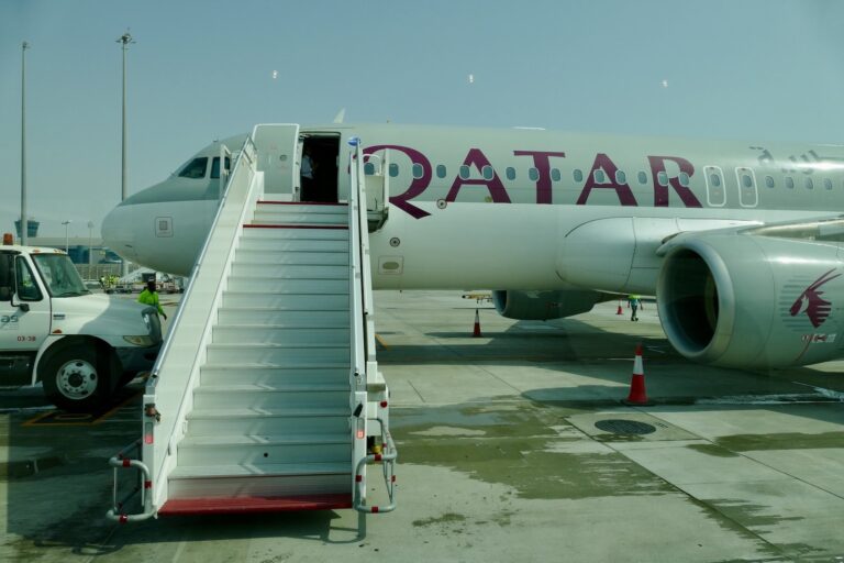 Platane Flugzeug Hobel, draußen, Fahrzeug, Himmel, Rad, Transport, Flugreise, Flughafen, Airline, Verkehrsflugzeug, Flugplatzvorfeld, Dienstleistung, Reifen, Lastwagen, Düsentriebwerk, Düsenflugzeug, Schmalrumpfflugzeug, Flugzeugtriebwerk, Landfahrzeug, Luftfahrt, halten, Luftfahrttechnik, Gelände, Flugzeug, Runway, Asphalt, Jet, airbus
