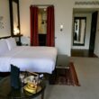 Im Haus, Wand, Mobiliar, Szene, Zimmer, Inneneinrichtung, Tisch, Bett, Boden, Kissen, Leinenstoffe, Kaffeetisch, Lampenschirm, Haus, Nachttisch, Bettwäsche, Bettdecke, Stuhl, Vase, Bettbezug, Suite, Matratze, Vorhang, Bettrahmen, Fensterausstattung, Lampe, Boutique-Hotel, Schlafzimmer, Fenster, Hotel, Urlaub