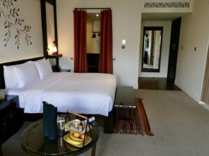 Im Haus, Wand, Mobiliar, Szene, Zimmer, Inneneinrichtung, Tisch, Bett, Boden, Kissen, Leinenstoffe, Kaffeetisch, Lampenschirm, Haus, Nachttisch, Bettwäsche, Bettdecke, Stuhl, Vase, Bettbezug, Suite, Matratze, Vorhang, Bettrahmen, Fensterausstattung, Lampe, Boutique-Hotel, Schlafzimmer, Fenster, Hotel, Urlaub