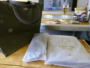 Quittung, Text, Im Haus, Mobiliar, Textil, Handtuch, Gepäck und Koffer, Handtasche, Boden