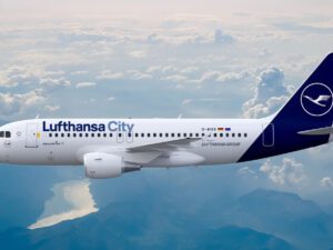 Flugzeug, Platane Flugzeug Hobel, Flugreise, Verkehrsflugzeug, Wolke, Airline, draußen, Transport, Luftfahrttechnik, Landeklappe, Düsentriebwerk, Fahrzeug, Himmel, Flugzeugtriebwerk, Flügel, Schmalrumpfflugzeug, Flug, Luftfahrt, Düsenflugzeug, Dienstleistung, Berg, Flughafen, Jet, airbus