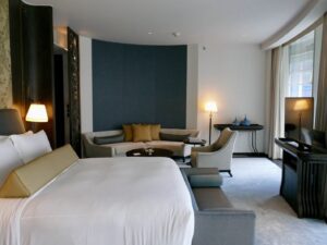 Im Haus, Wand, Inneneinrichtung, Szene, Kissen, Zimmer, Mobiliar, Bettwäsche, Leinenstoffe, Bettdecke, Matratze, Schlafzimmer, Bettbezug, Bettrahmen, Suite, Vorhang, Bett, Nachttisch, Fensterausstattung, Boutique-Hotel, Lampenschirm, Fensterabdeckung, Hotel, Bettbehang, Boden, Sofa, Decke, Urlaub, Hotelzimmer