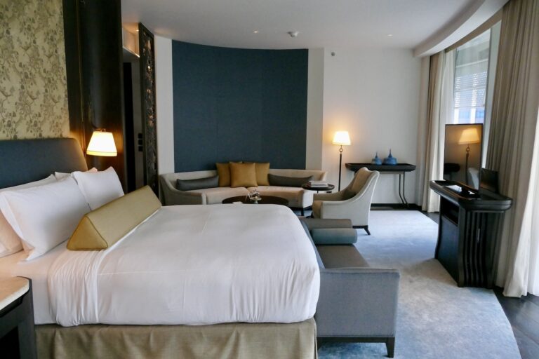 Im Haus, Wand, Inneneinrichtung, Kissen, Szene, Mobiliar, Zimmer, Leinenstoffe, Bettwäsche, Bettdecke, Matratze, Bettbezug, Schlafzimmer, Bettrahmen, Suite, Nachttisch, Vorhang, Bett, Boden, Boutique-Hotel, Fensterausstattung, Lampenschirm, Fensterabdeckung, Bettbehang, Eigentum, Hotel, Sofa, Fenster, Decke, Urlaub, Groß, Hotelzimmer