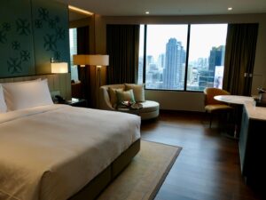 Im Haus, Szene, Zimmer, Wand, Bett, Mobiliar, Inneneinrichtung, Kissen, Schlafzimmer, Bettwäsche, Leinenstoffe, Matratze, Bettdecke, Suite, Bettbezug, Tisch, Boden, Fensterausstattung, Bettrahmen, Boutique-Hotel, Fensterabdeckung, Vorhang, Penthouse, Gebäude, Nachttisch, Fenster, Hotel, Urlaub
