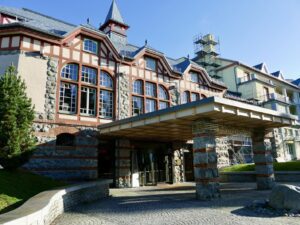 draußen, Gebäude, Himmel, Baum, Pflanze, Fenster, Anwesen, Immobilie, Haus, Fassade, Veranda, Villa, Eigentum, Architektur, Gelände, Stein, Stadt, Hotel, Schloss