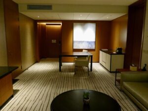 Im Haus, Wand, Boden, Inneneinrichtung, Mobiliar, Decke, Tisch, Fußboden, Waschbecken, Kaffeetisch, Möbel, Stuhl, Spiegel, Hotel, Fenster, Zimmer