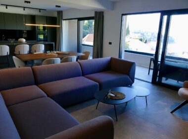 Im Haus, Couch, Inneneinrichtung, Boden, Studiocouch, Bettsofa, Wand, Fenster, Armlehne, Wohnzimmer, Kaffeetisch, Kleines Sofa, Decke, Tisch, Warteraum, Bude, Penthouse, Sofa, Hotel, Zimmer, Groß, Stuhl, Mobiliar