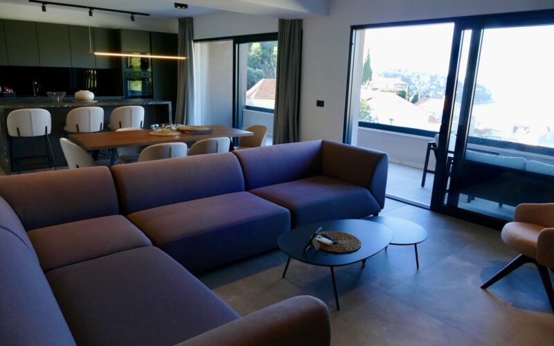 Im Haus, Couch, Inneneinrichtung, Boden, Studiocouch, Bettsofa, Wand, Fenster, Armlehne, Wohnzimmer, Kaffeetisch, Kleines Sofa, Decke, Tisch, Warteraum, Bude, Penthouse, Sofa, Hotel, Zimmer, Groß, Stuhl, Mobiliar