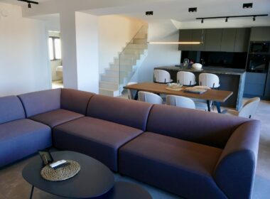 Im Haus, Couch, Wand, Mobiliar, Inneneinrichtung, Studiocouch, Bettsofa, Tisch, Kaffeetisch, Boden, Decke, Armlehne, Kleines Sofa, Warteraum, Bude, Kissen, Wohnzimmer, Hotel, Sofa, Zimmer, Lounge