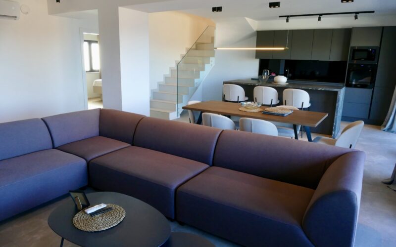 Im Haus, Couch, Wand, Mobiliar, Inneneinrichtung, Studiocouch, Bettsofa, Tisch, Kaffeetisch, Boden, Decke, Armlehne, Kleines Sofa, Warteraum, Bude, Kissen, Wohnzimmer, Hotel, Sofa, Zimmer, Lounge