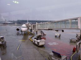 Platane Flugzeug Hobel, Himmel, draußen, Fahrzeug, Flughafen, Flugplatzvorfeld, Wasser, Fluggastbrücke, Schiff, Angedockt, Runway, Gelände, Flugzeug, halten, Dock, Asphalt, Tor