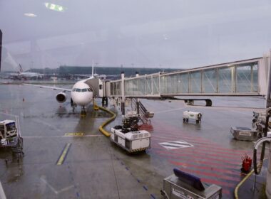 Platane Flugzeug Hobel, Himmel, draußen, Fahrzeug, Flughafen, Flugplatzvorfeld, Wasser, Fluggastbrücke, Schiff, Angedockt, Runway, Gelände, Flugzeug, halten, Dock, Asphalt, Tor