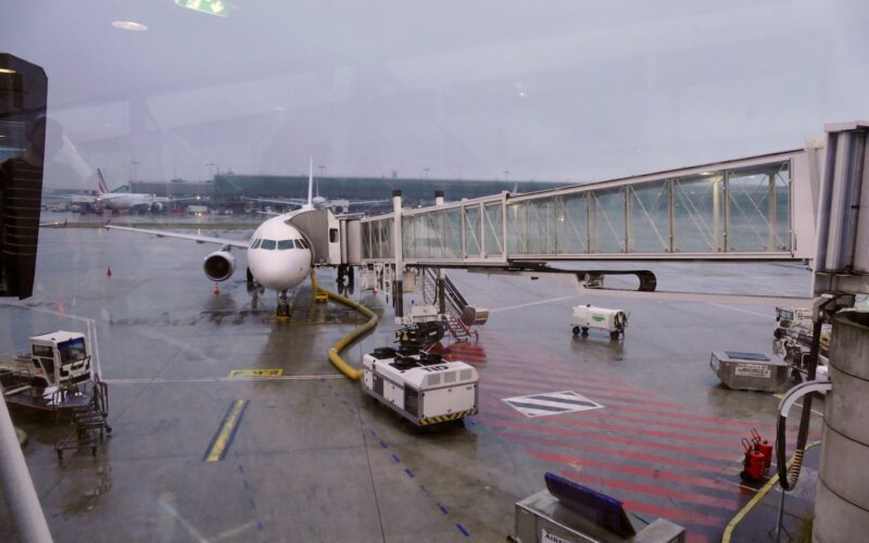 Platane Flugzeug Hobel, Himmel, draußen, Fahrzeug, Flughafen, Flugplatzvorfeld, Wasser, Fluggastbrücke, Schiff, Angedockt, Runway, Gelände, Flugzeug, halten, Dock, Asphalt, Tor