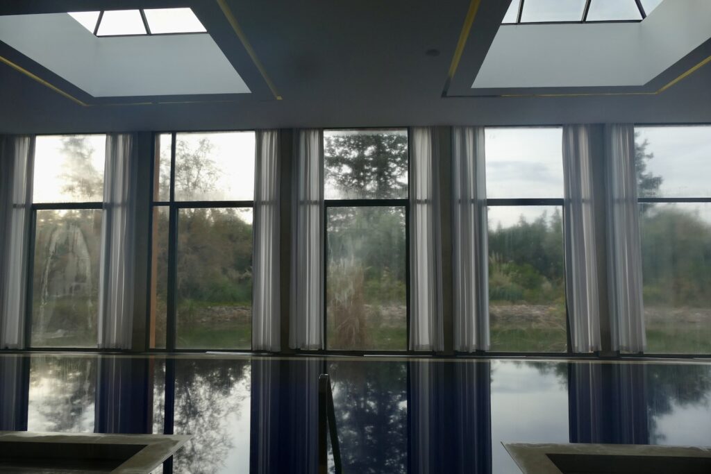 Fenster, Gebäude, Tageslichtsysteme, Glas, transparentes Material, Haltevorrichtung, Im Haus, Baum, Wasser, Spiegelung, draußen