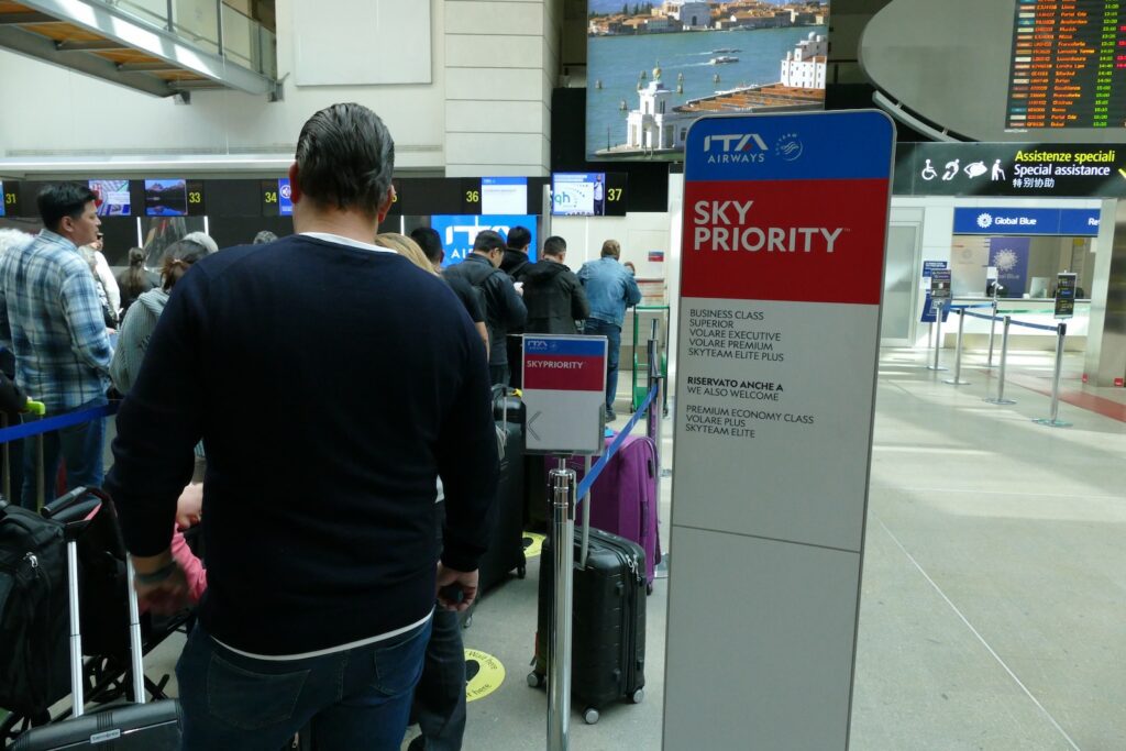 Kleidung, Person, Mann, Text, Jeans, Schuhwerk, Gebäude, draußen, Hose, stehend, Menschen, Straße, Flughafen