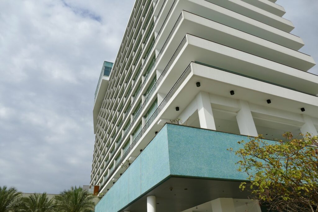 draußen, Wolke, Gebäude, Himmel, Baum, Gewerbegebäude, Tageszeit, Hochhaus, Architektur, Immobilie, Brutalismus, Wohnungseigentum, Eigentum, Turm, Stadt