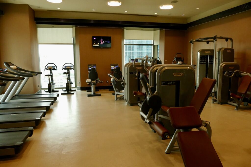 Im Haus, Sport, Trainingsausrüstung, Sporthalle, Trainingsgerät, Boden, Laufband, Wand, Fußboden, Krafttraining, Trainingsbank, Gewichte, Gewichtstraining, Decke, Übung