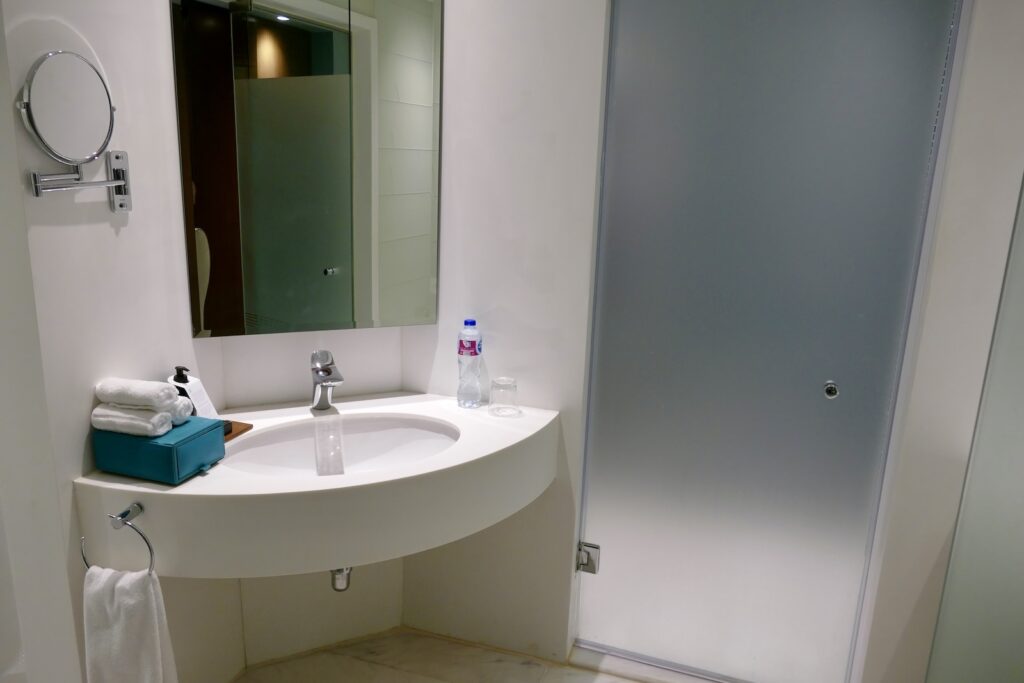 Im Haus, Wand, Installationszubehör, Badezimmerzubehör, Hahn, Wasserleitung, Badezimmer, Badewanne, Waschbecken, Kachel, Badezimmerschrank, Spiegel, Haushaltsmittel, Zimmer, weiß, Boden, Dusche, Wanne, Hotel