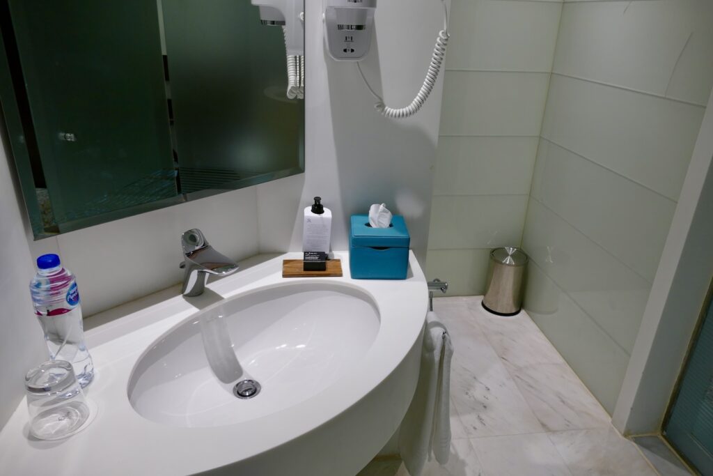 Im Haus, Badezimmer, Installationszubehör, Badezimmerzubehör, Wand, Hahn, Wasserleitung, Haushaltsmittel, Waschbecken, Kachel, Badewanne, Toilettensitz, Dusche, Bidet, weiß, Spiegel, Toilette