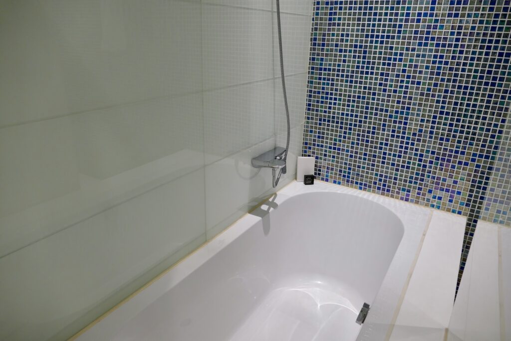 Im Haus, Installationszubehör, Wand, Badezimmer, Dusche, Badezimmerzubehör, Wasserleitung, Kachel, Hahn, weiß, Wanne, Badewanne