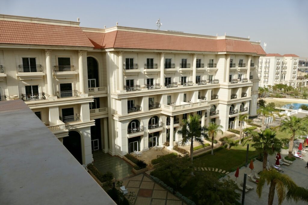 draußen, Gebäude, Himmel, Fenster, Immobilie, Pflanze, Stadt, Wohnung, Wasser, Fassade, Mischnutzung, Baum, Eigentum, Haus, Architektur, Hotel, Reise