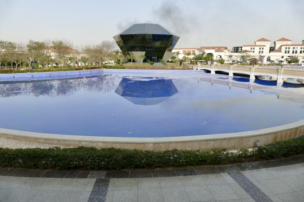 draußen, Himmel, Gebäude, Baum, Fontäne, Wasser, Schwimmbecken, Pool, Gelände, Schwimmen, Park