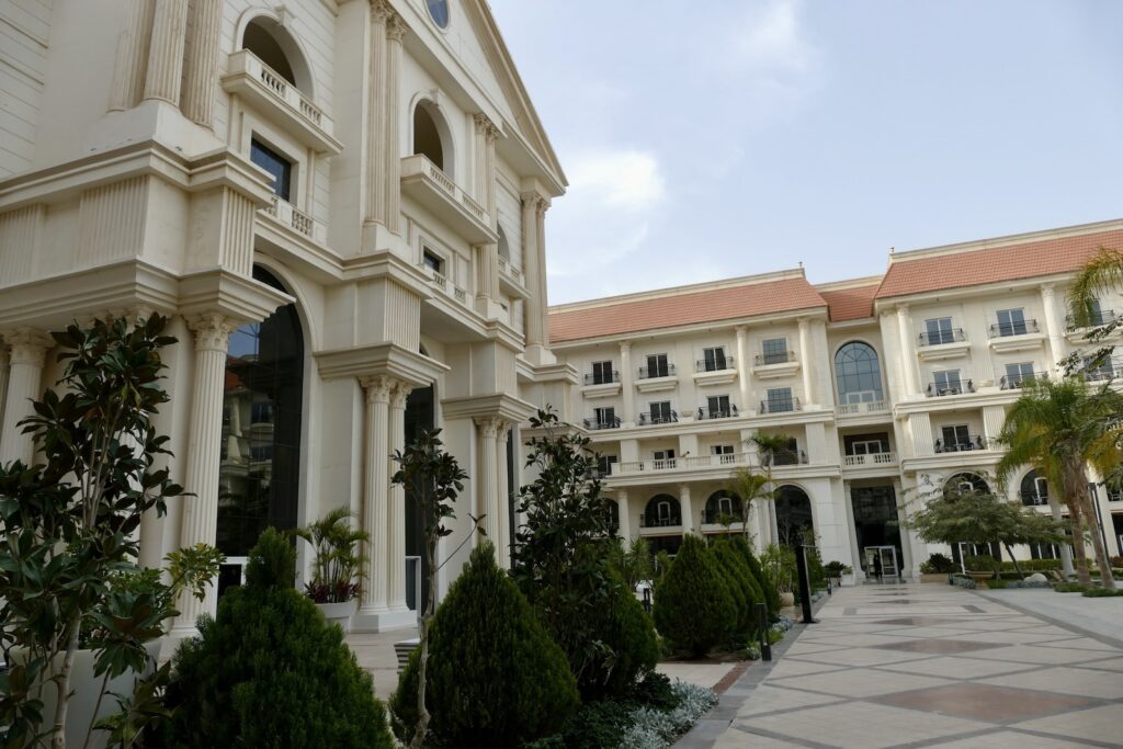 draußen, Himmel, Baum, Pflanze, Wolke, Fenster, Fassade, Immobilie, Stadt, Gebäude, Hazienda, Anwesen, Architektur, Groß, Regierungsgebäude, Urlaub, Straße, Hotel