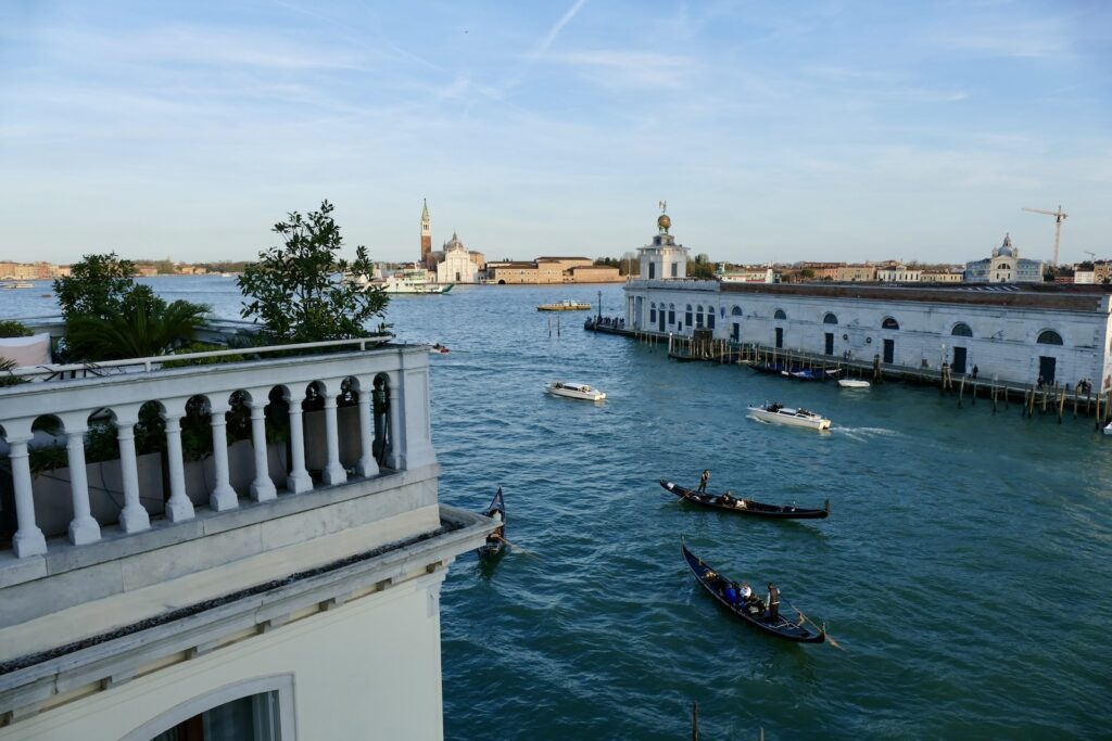 draußen, Wasser, Himmel, Wolke, Gebäude, Reise, Wasserweg, See, Fahrzeug, Kanal, Schiff, Gondol, Brücke, Boot, Menschen, Fluss, Wasserfahrzeug, Stadt, Urlaub