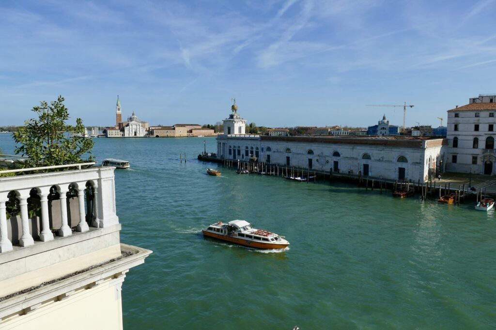 draußen, Himmel, Wasser, Wolke, Gebäude, Wasserweg, See, Reise, Boot, Schiff, Kanal, Fahrzeug, Transport, Wasserfahrzeug, Blau, Urlaub, Stadt, Haus, Fluss, Sommer, Landschaft