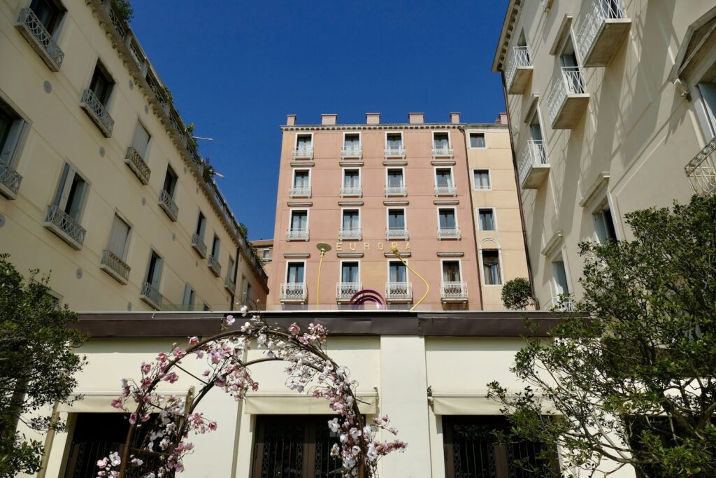 Fenster, draußen, Gebäude, Himmel, Stadt, Fassade, Baum, Wohnung, Immobilie, Architektur, Balkon, Straße, Wohngebäude, Haus