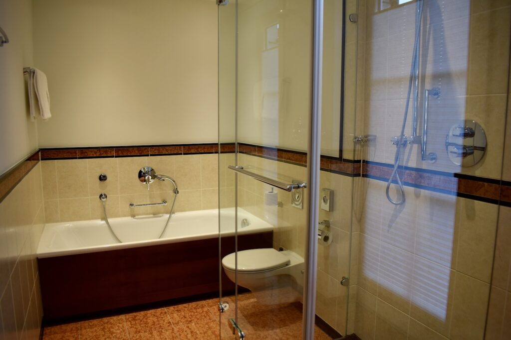 Im Haus, Wand, Installationszubehör, Badezimmerzubehör, Kachel, Hahn, Wasserleitung, Badezimmer, Waschbecken, Boden, Badezimmerschrank, Dusche, Zimmer, Wanne, weiß, Badewanne, Spiegel, Toilette, Hotel