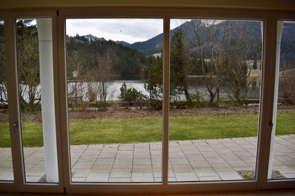 Fenster, Gebäude, Himmel, draußen, Baum, Pflanze, Gras, Im Haus, Berg, offen, Gelände, Landschaft