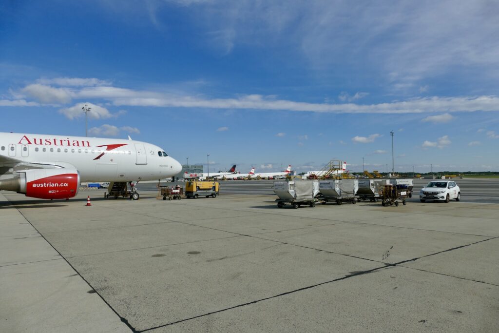 Himmel, draußen, Fahrzeug, Platane Flugzeug Hobel, Flugzeug, Flughafen, Transport, Flugreise, Wolke, Verkehrsflugzeug, Flugplatzvorfeld, Gelände, Airline, halten, Runway, Rad, Dienstleistung, Asphalt, Schmalrumpfflugzeug, Düsenflugzeug, Flugzeugtriebwerk, Luftfahrt, Düsentriebwerk, Landfahrzeug, Fluggastbrücke, Sitzen, Groß, Jet