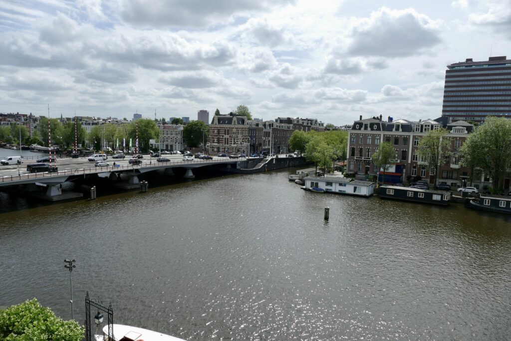 draußen, Wolke, Himmel, Baum, Gebäude, Wasser, Boot, Wasserweg, Kanal, See, Fluss, Wasserstraße, Wasserfahrzeug, Reise, Stadt, Angedockt