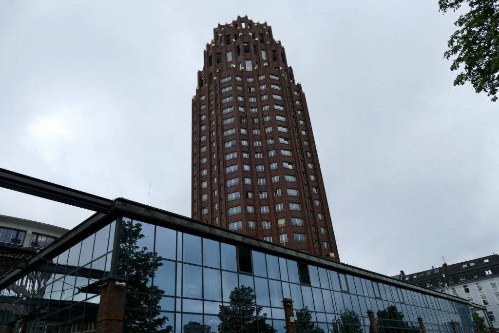 Gebäude, draußen, Himmel, Wolke, Stadt, Baum, Hochhaus, Architektur, Turm, Tageszeit, Gewerbegebäude, Metropolregion, Wolkenkratzer, Groß