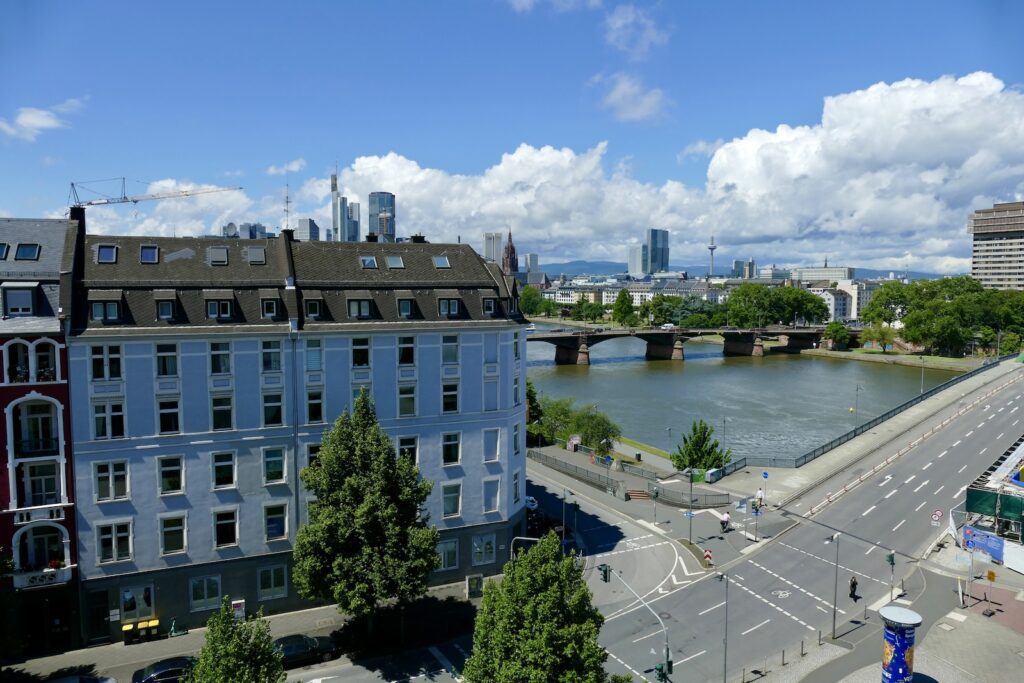 draußen, Wolke, Himmel, Baum, Gebäude, Städtebau, Mischnutzung, Wasser, Stadt, Fluss, Reise, Straße, Sommer