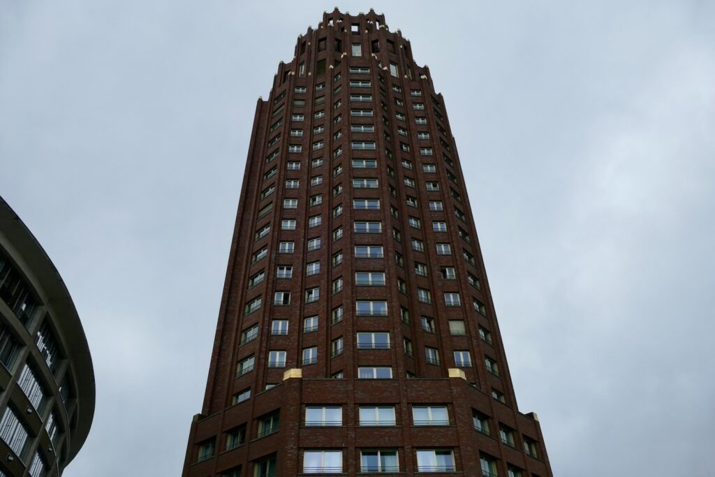 Gebäude, Himmel, Wolke, Turm, draußen, Hochhaus, Tageszeit, Fenster, Stadt, Architektur, Gewerbegebäude, Metropolregion, Metropole, Stadtgebiet, Wolkenkratzer, Wolkig