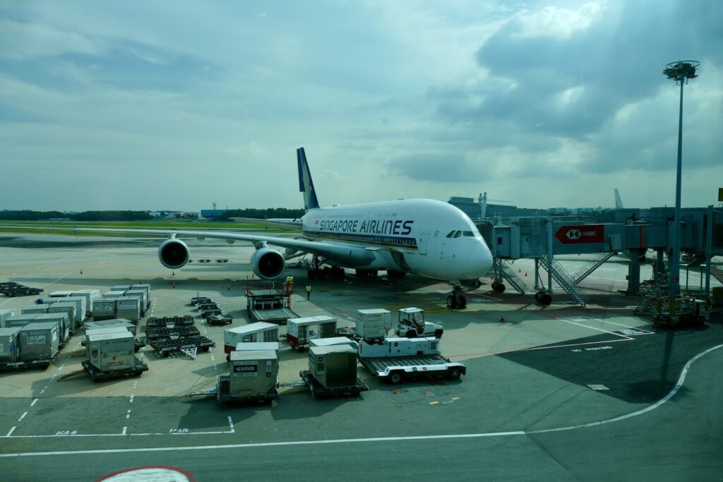 Platane Flugzeug Hobel, Himmel, draußen, Verkehrsflugzeug, Transport, Flughafen, Airline, Runway, Flugreise, Flugplatzvorfeld, Wolke, Flugzeug, Düsenflugzeug, Düsentriebwerk, Flugzeugtriebwerk, Dienstleistung, Fluggastbrücke, Schmalrumpfflugzeug, Rad, Asphalt, Luftfahrt, halten, Luftfahrttechnik, Straße, Landfahrzeug, Landeklappe, airbus, Gelände, Groß, Jet, Fahrzeug