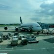Platane Flugzeug Hobel, Himmel, draußen, Verkehrsflugzeug, Transport, Flughafen, Airline, Runway, Flugreise, Flugplatzvorfeld, Wolke, Flugzeug, Düsenflugzeug, Düsentriebwerk, Flugzeugtriebwerk, Dienstleistung, Fluggastbrücke, Schmalrumpfflugzeug, Rad, Asphalt, Luftfahrt, halten, Luftfahrttechnik, Straße, Landfahrzeug, Landeklappe, airbus, Gelände, Groß, Jet, Fahrzeug