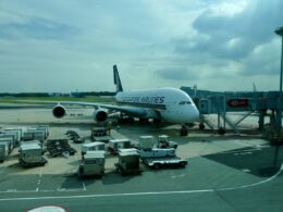 Platane Flugzeug Hobel, Himmel, draußen, Verkehrsflugzeug, Transport, Flughafen, Airline, Runway, Flugreise, Flugplatzvorfeld, Wolke, Flugzeug, Düsenflugzeug, Düsentriebwerk, Flugzeugtriebwerk, Dienstleistung, Fluggastbrücke, Schmalrumpfflugzeug, Rad, Asphalt, Luftfahrt, halten, Luftfahrttechnik, Straße, Landfahrzeug, Landeklappe, airbus, Gelände, Groß, Jet, Fahrzeug