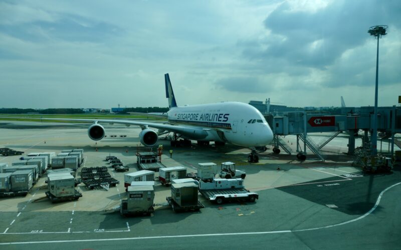 Platane Flugzeug Hobel, Himmel, draußen, Verkehrsflugzeug, Transport, Flughafen, Airline, Runway, Flugreise, Flugplatzvorfeld, Wolke, Flugzeug, Düsenflugzeug, Düsentriebwerk, Flugzeugtriebwerk, Dienstleistung, Fluggastbrücke, Schmalrumpfflugzeug, Rad, Asphalt, Luftfahrt, halten, Luftfahrttechnik, Straße, Landfahrzeug, Landeklappe, airbus, Gelände, Groß, Jet, Fahrzeug