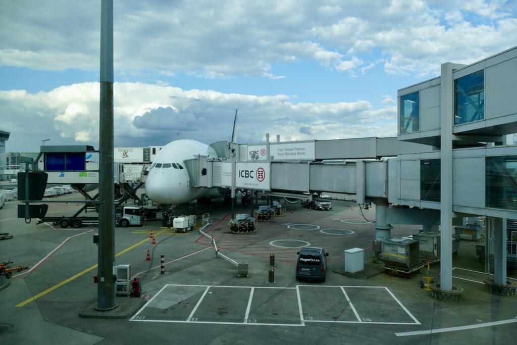 Wolke, Himmel, draußen, Flugzeug, Platane Flugzeug Hobel, Flughafen, Fahrzeug, Gebäude, Straße, halten, Gelände, Asphalt, Stadt