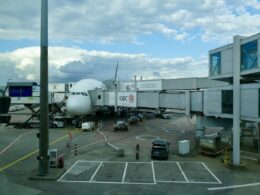 Wolke, Himmel, draußen, Flugzeug, Platane Flugzeug Hobel, Flughafen, Fahrzeug, Gebäude, Straße, halten, Gelände, Asphalt, Stadt