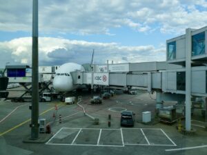 Wolke, Himmel, draußen, Flugzeug, Platane Flugzeug Hobel, Flughafen, Fahrzeug, Gebäude, Straße, halten, Gelände, Asphalt, Stadt