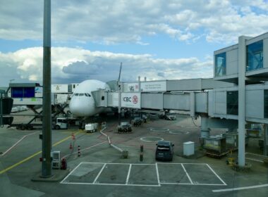 Wolke, Himmel, draußen, Flugzeug, Platane Flugzeug Hobel, Flughafen, Fahrzeug, Gebäude, Straße, halten, Gelände, Asphalt, Stadt