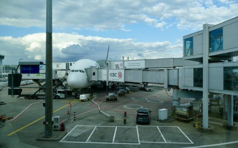 Wolke, Himmel, draußen, Flugzeug, Platane Flugzeug Hobel, Flughafen, Fahrzeug, Gebäude, Straße, halten, Gelände, Asphalt, Stadt