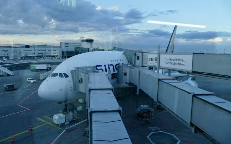 Platane Flugzeug Hobel, Himmel, draußen, Wolke, Flugzeug, Fluggastbrücke, Flughafen, Schiff, Gebäude, Flugplatzvorfeld, Verkehrsflugzeug, Boot, Angedockt, Gelände, Dock, halten, Boden, Jet