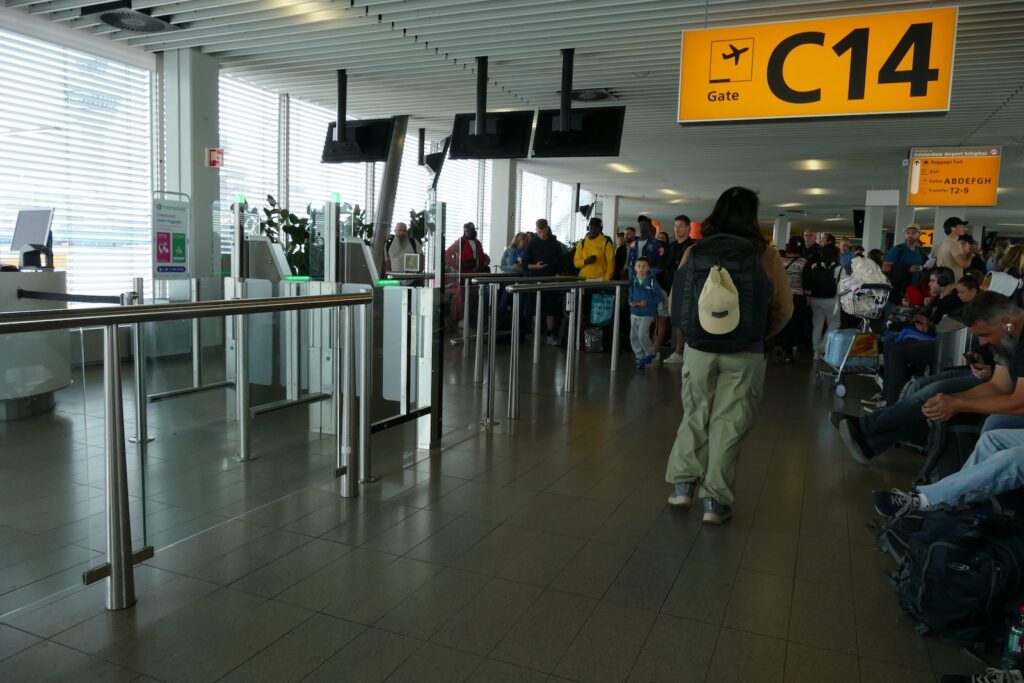 Kleidung, Schuhwerk, Person, Im Haus, Menschen, Mann, Flughafen, Frau, Check-In, Boden, stehend, Decke, Gepäckabholung, Gruppe